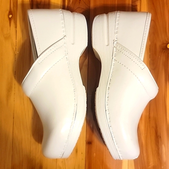 Dansko Professional White (Nurse) Shoes - Picture 4 of 6